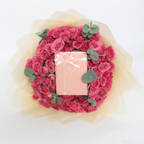 صندوق الزهور السري – باقة من الزهور الطازجة مع هدية مفاجئة 