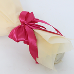 صندوق الزهور السري – باقة من الزهور الطازجة مع هدية مفاجئة 