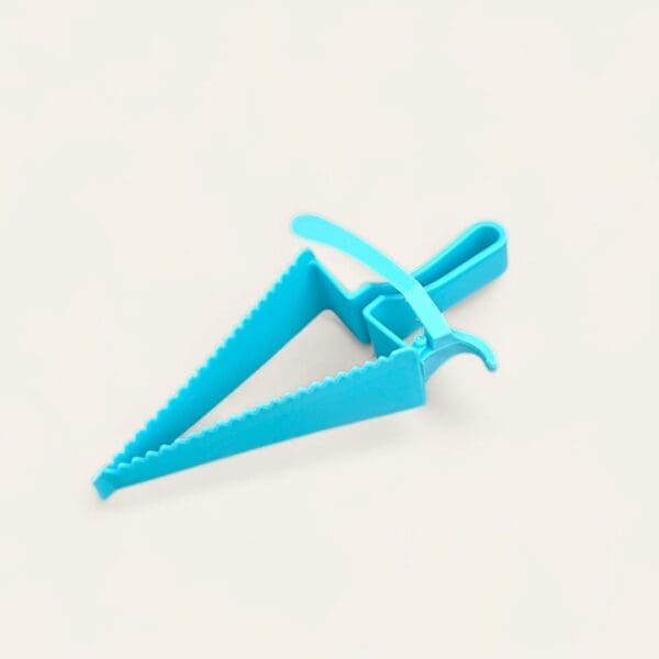 Triangle design cake cutter, blue plastic cake slicer, adjustable cake cutter, cake slicing tool, ergonomic cake cutter