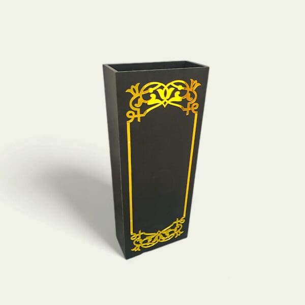 ⁦صندوق WPC أسود مستطيل الشكل بإطار أكريليك ذهبي لباقات الزهور وديكور المناسبات | 60 × 24 × 10.5 سم⁩ - الصورة ⁦2⁩