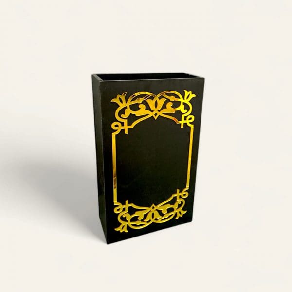 ⁦صندوق WPC أسود مستطيل الشكل بإطار أكريليك ذهبي لباقات الزهور وديكور الحفلات | 40 × 24 × 10.5 سم⁩ - الصورة ⁦2⁩