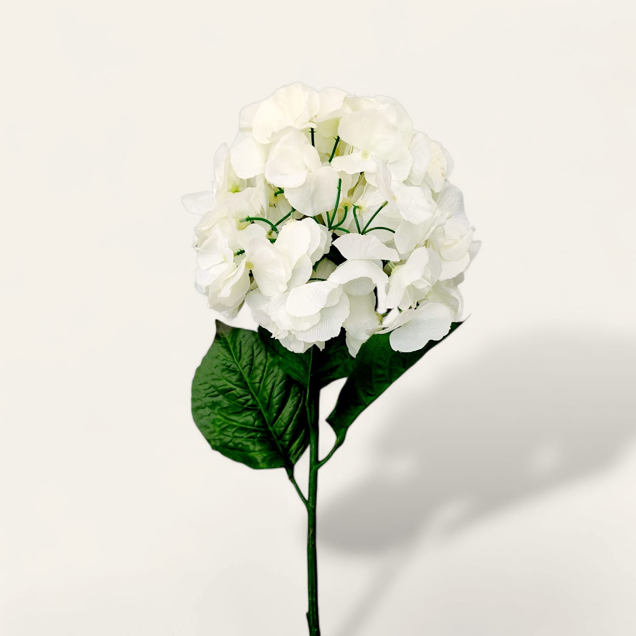 Artificial hydrangea stick flower, lifelike hydrangea decoration, synthetic hydrangea flower, elegant floral decor, maintenance-free hydrangea